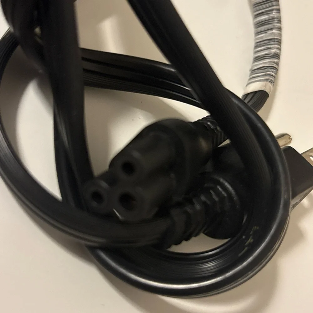 HP AC Adapter Model HSTNN-DS40 Input 100-240V 1.4A 50/60Hz Output 19.5V